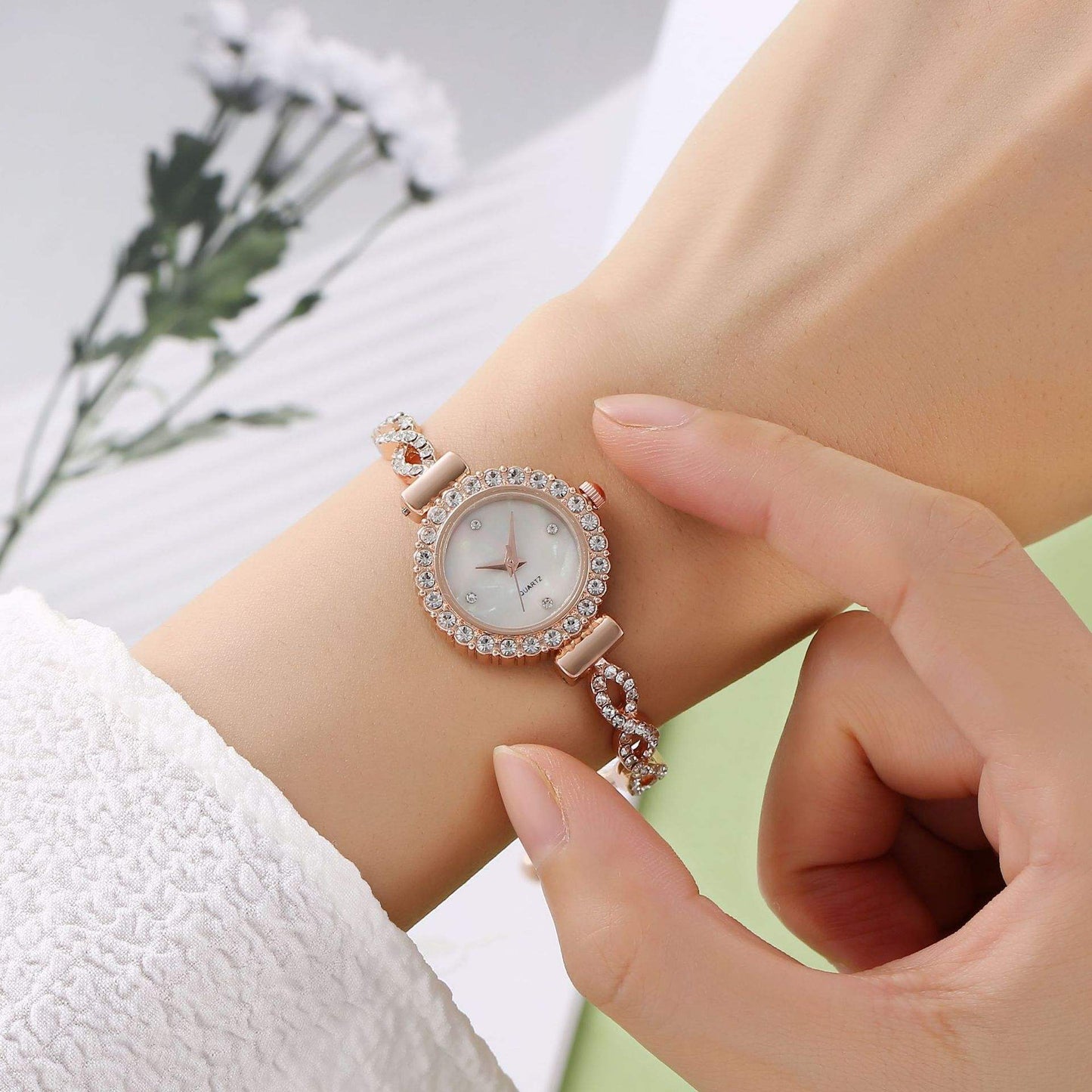 New Fashion Women's Quartz Watch Diamond-Encrusted Ladies Bracelet Adjustable Winding Pattern Free Oval 9mm Buckle
